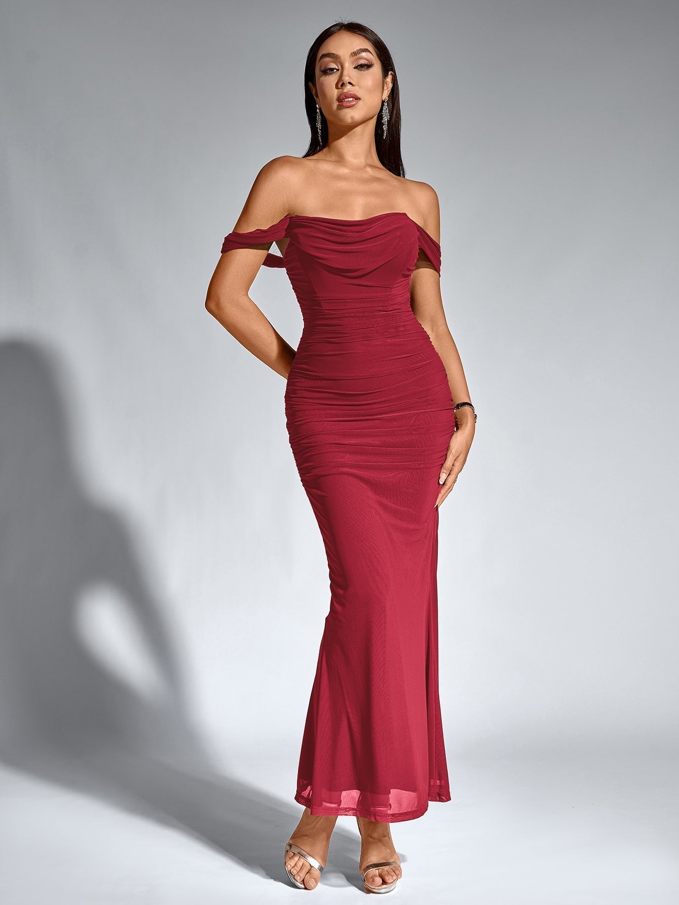Brunilda | Vestido Midi Chocolate com Ombros Caídos e Franzido