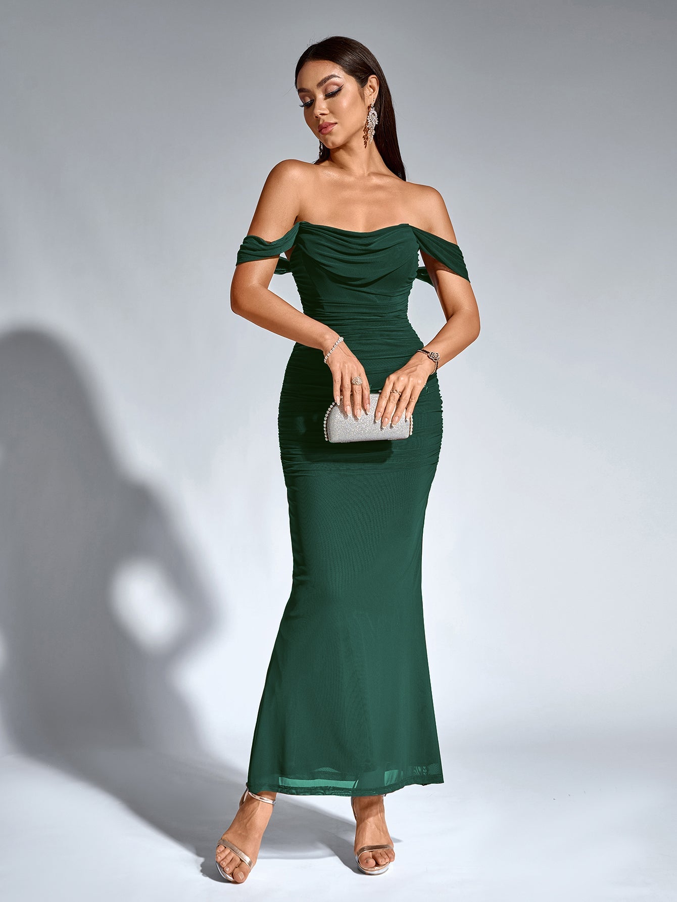 Brunilda | Vestido Midi Chocolate com Ombros Caídos e Franzido