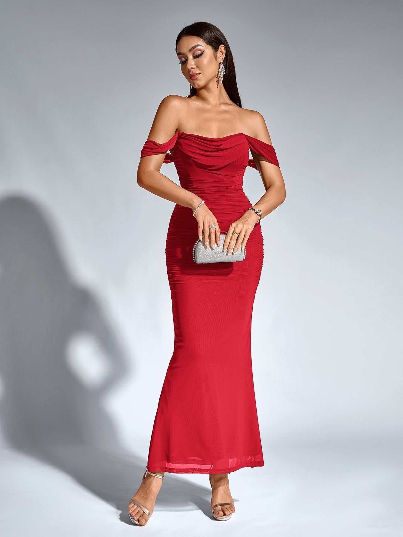 Brunilda | Vestido Midi Chocolate com Ombros Caídos e Franzido
