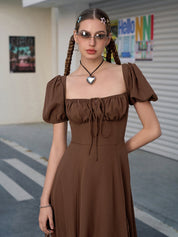 Dulce | Vestido Longo Chocolate com Decote Coração, Manga Bufante e Fenda Alta