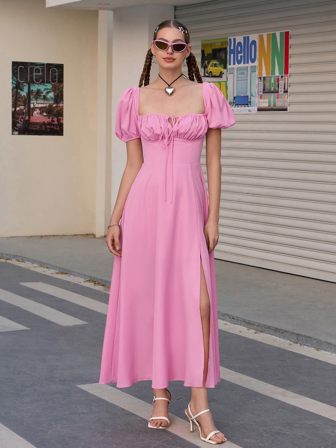 Dulce | Vestido Longo Chocolate com Decote Coração, Manga Bufante e Fenda Alta
