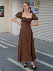 Dulce | Vestido Longo Chocolate com Decote Coração, Manga Bufante e Fenda Alta