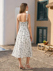 Gabriela | Vestido Midi Floral Branco com Alças Finas, Decote Coração e Fenda Alta