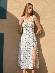 Gabriela | Vestido Midi Floral Branco com Alças Finas, Decote Coração e Fenda Alta