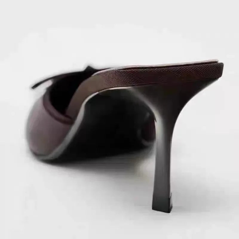 Sandália Mule em Cetim com Laço Escultural e Salto Elegante – Design Refinado para Looks Sofisticados