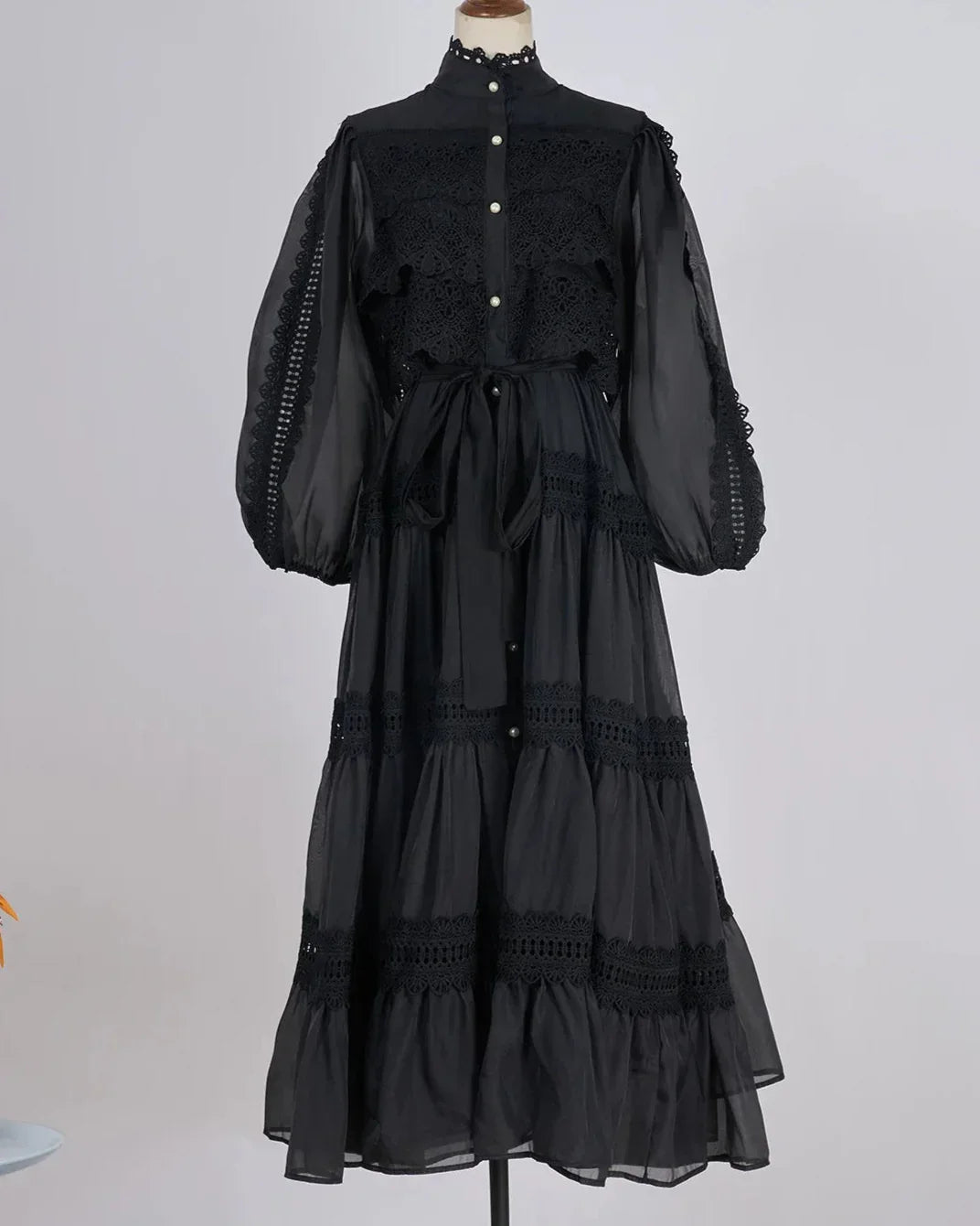 Valentina | Vestido Longo em Renda Artesanal com Aplicação de Pérolas
