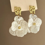 Brincos Florais Vintage Dourado com Pétalas Elegantes