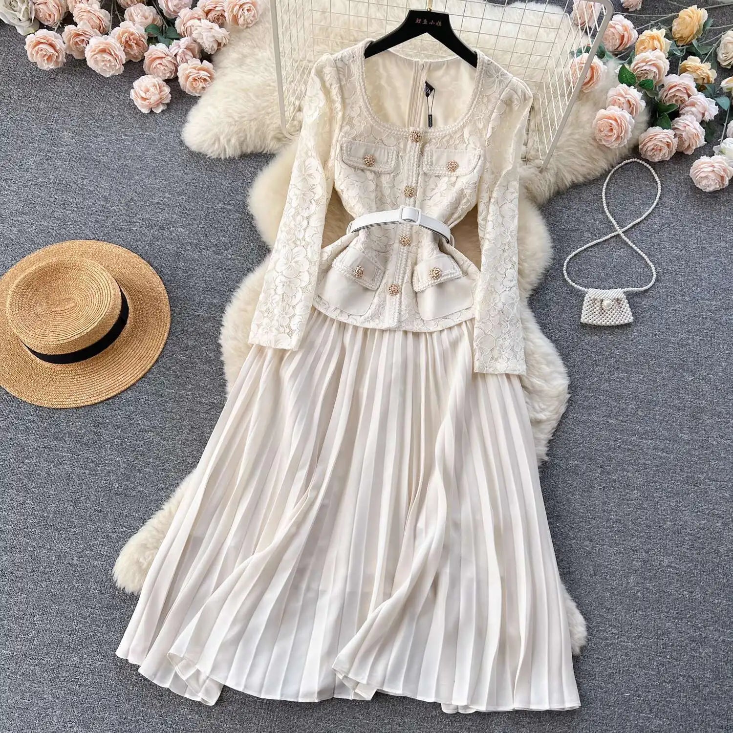 Beatriz | Vestido Longo em Renda com Gola Quadrada e Saia Franzida
