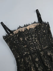 Vestido Longo Escultural com Decote Quadrado e Renda Nobre