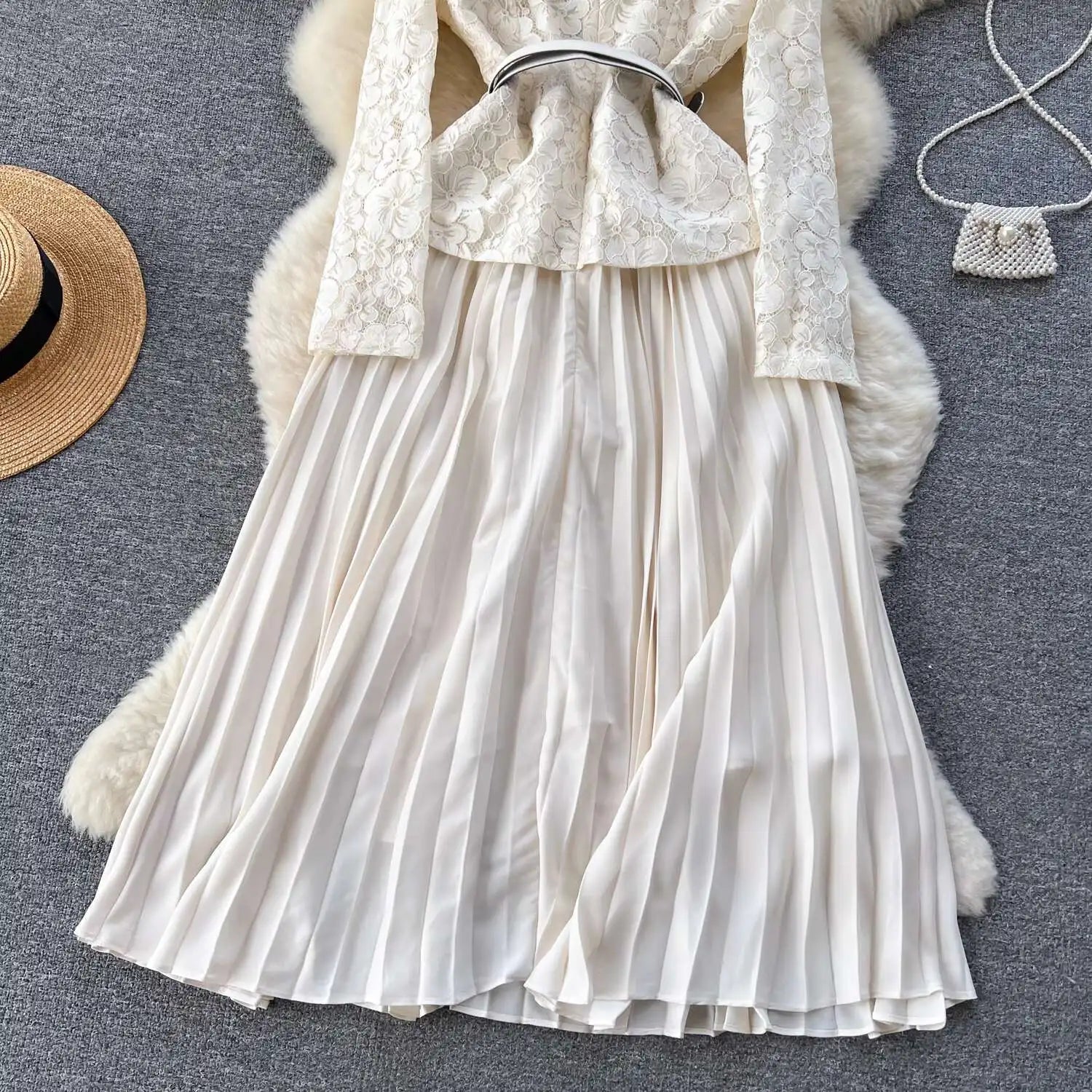 Beatriz | Vestido Longo em Renda com Gola Quadrada e Saia Franzida