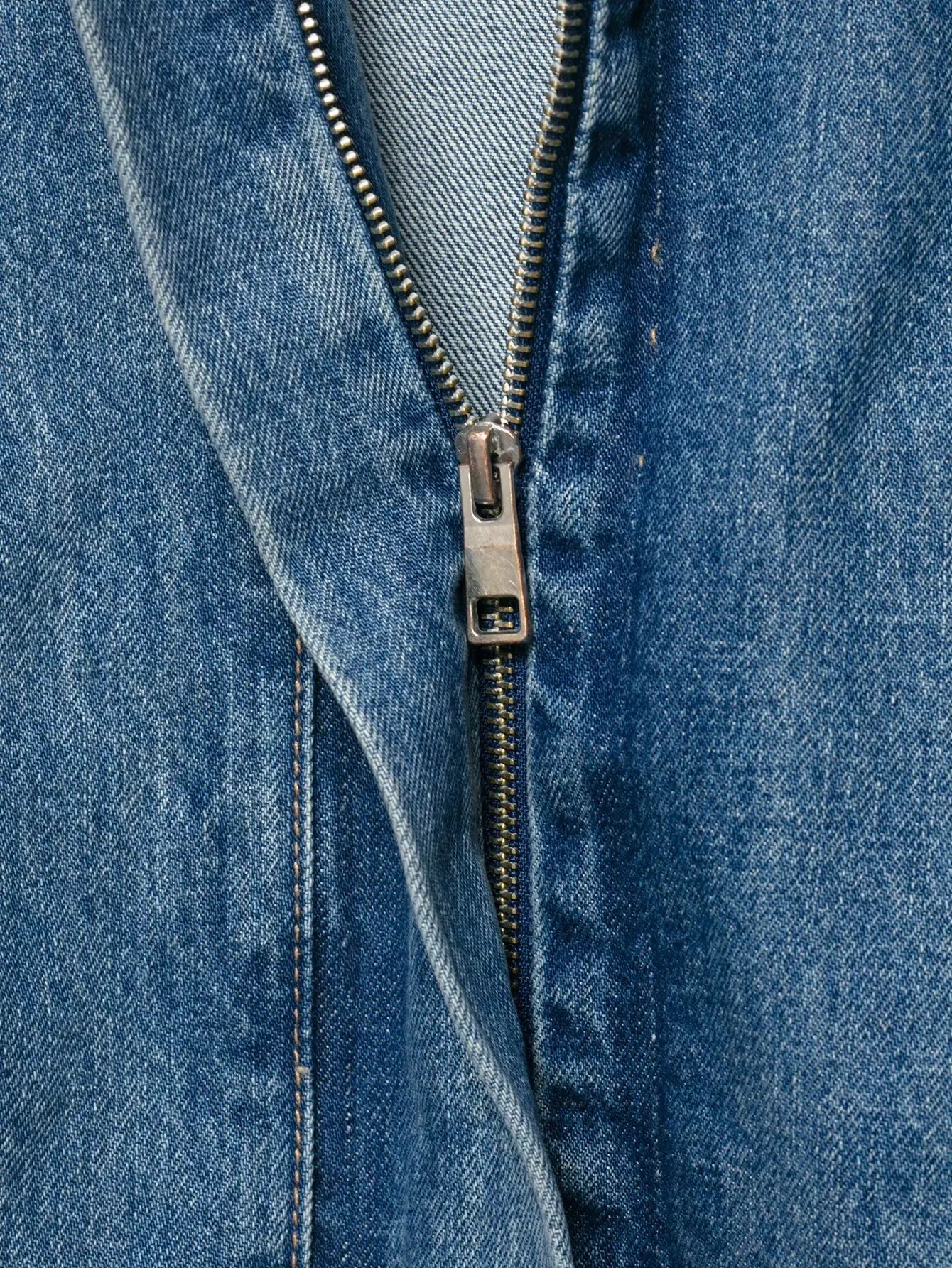 Jaqueta Curta Escultural em Denim com Silhueta Ampla e Fechamento em Zíper