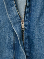 Jaqueta Curta Escultural em Denim com Silhueta Ampla e Fechamento em Zíper