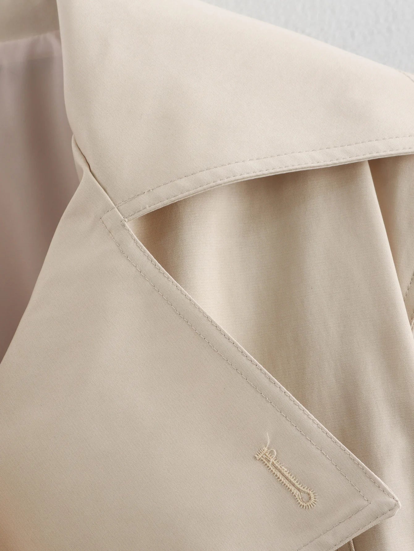 Casaco Escultural Estilo Trench Coat com Abotoamento Cruzado e Cinto