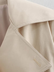Casaco Escultural Estilo Trench Coat com Abotoamento Cruzado e Cinto