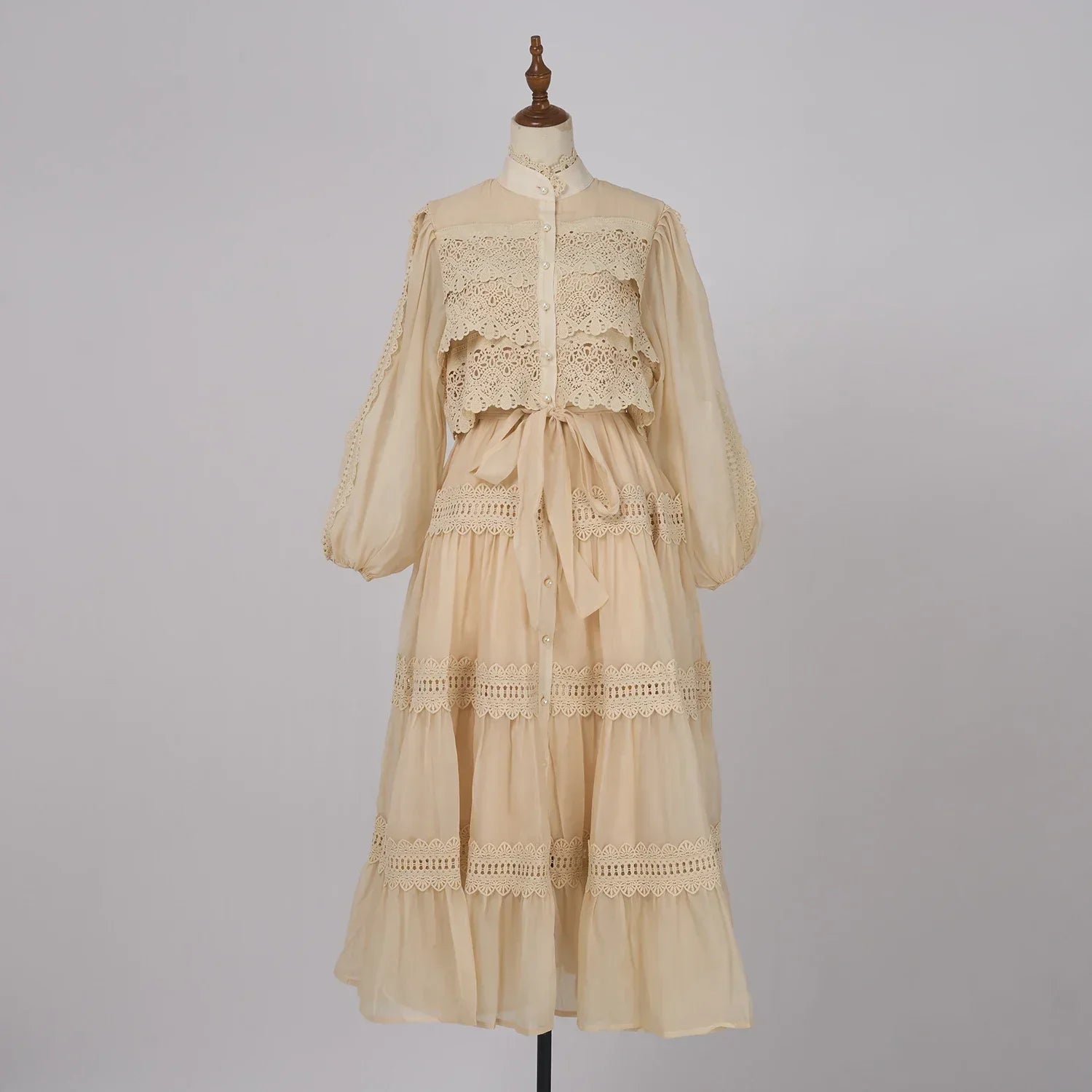Valentina | Vestido Longo em Renda Artesanal com Aplicação de Pérolas