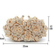Bolsa clutch com enfeite de cristal