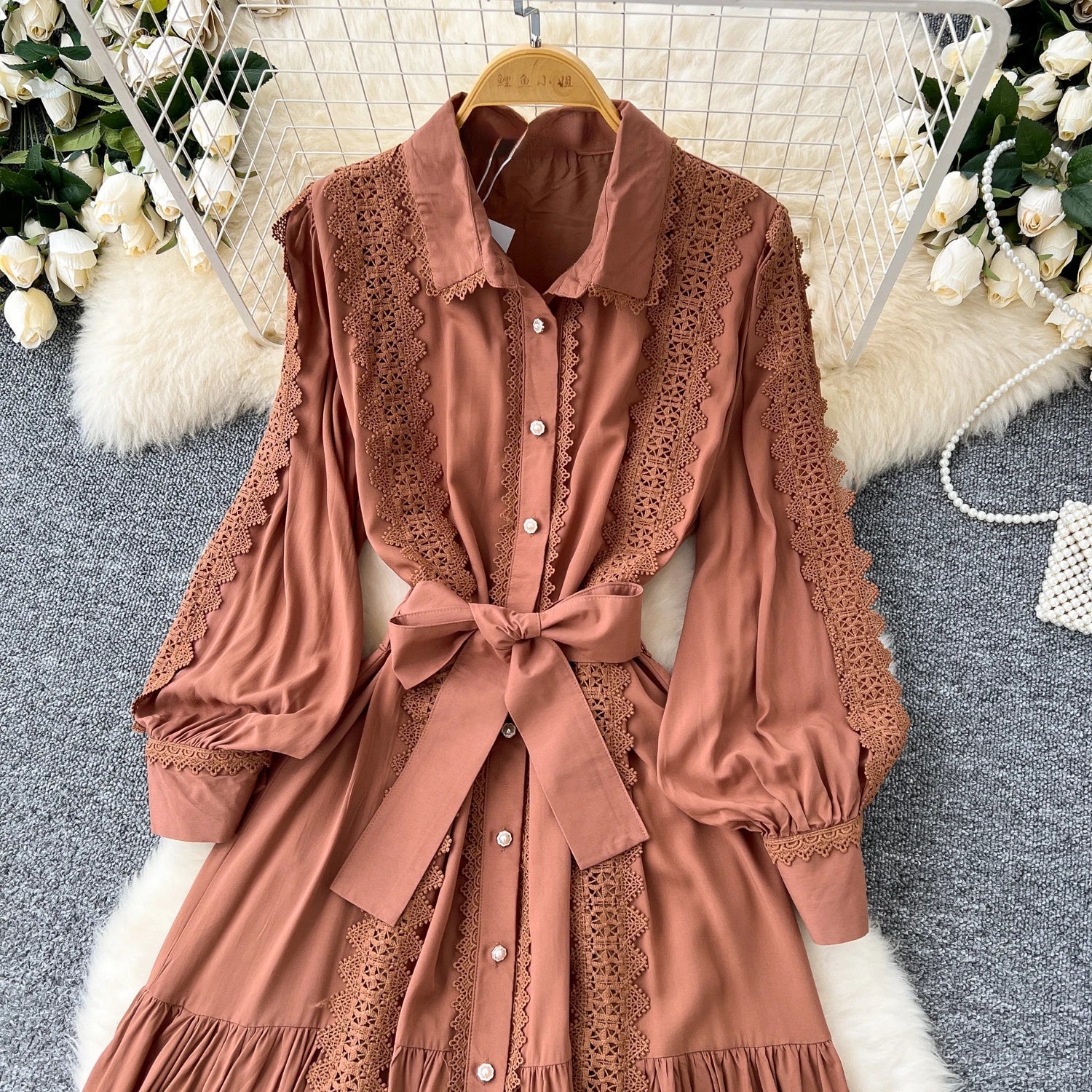 Mariana | Vestido Longo em Renda Patchwork com Botões e Cintura Ajustável