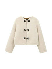 Berenice | Casaco Cropped em Shearling Bege com Fechamento em Toggles