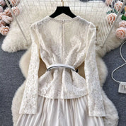 Beatriz | Vestido Longo em Renda com Gola Quadrada e Saia Franzida