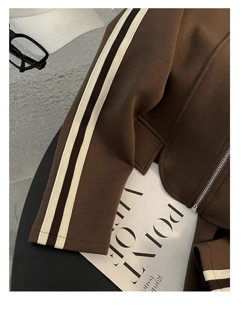 Conjunto Esportivo com Jaqueta Listrada e Calça Pantalona