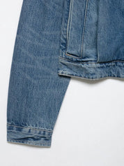 Jaqueta Curta Escultural em Denim com Silhueta Ampla e Fechamento em Zíper