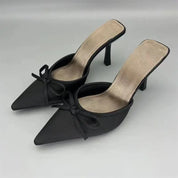 Sandália Mule em Cetim com Laço Escultural e Salto Elegante – Design Refinado para Looks Sofisticados