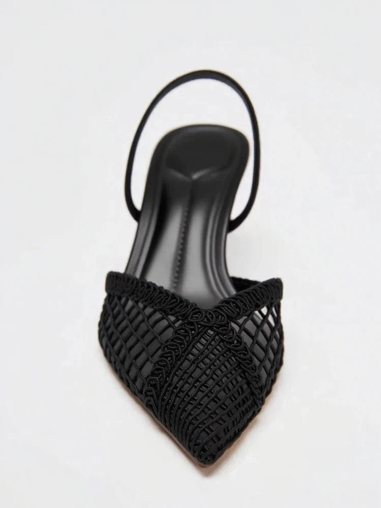 Sapato de Salto Fino com Trama Vazada em Tela e Bico Alongado – Elegância Atemporal e Conforto Refinado