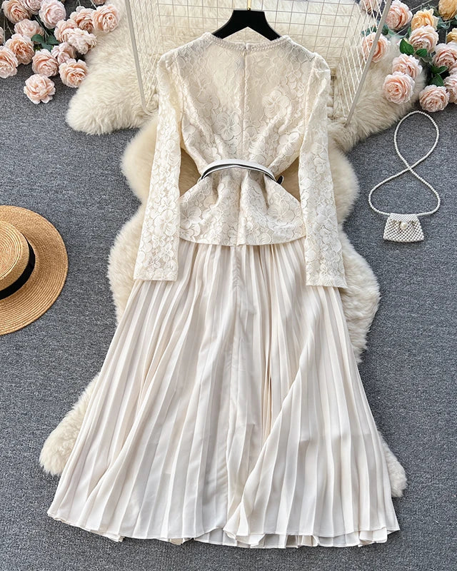 Beatriz | Vestido Longo em Renda com Gola Quadrada e Saia Franzida