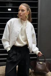 Jaqueta Bomber Minimalista com Textura Tridimensional