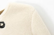 Berenice | Casaco Cropped em Shearling Bege com Fechamento em Toggles
