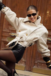Casaco Escultural Estilo Trench Coat com Abotoamento Cruzado e Cinto