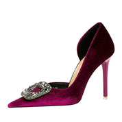 Scarpin Luxo – Salto Super Alto, Bico Fino, Detalhe Lateral Vazado, Fivela com Cristais em Veludo