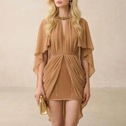 Vestido Curto com Capa Fluida Cintura Marcada