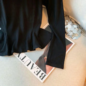 Blusa Elegante com Decote Ombro a Ombro e Detalhe Recortado