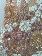 Vestido Midi em Tule Neutro com Brilho de Paetês e Detalhe Floral