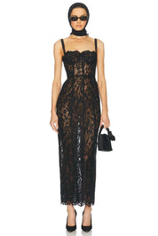 Vestido Longo Escultural com Decote Quadrado e Renda Nobre