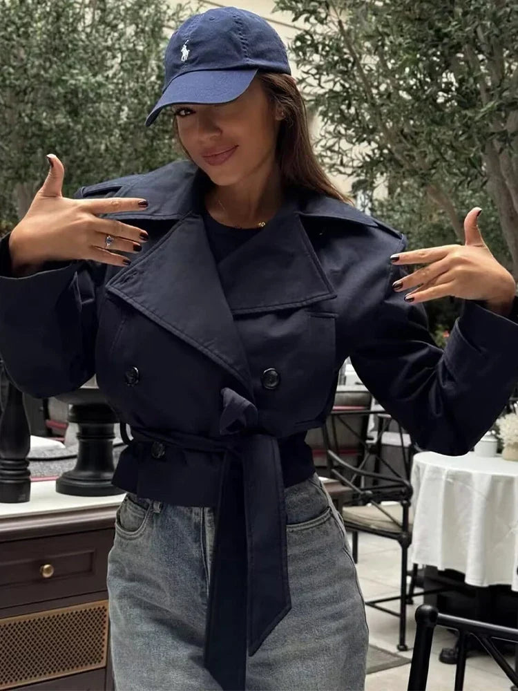 Casaco Escultural Estilo Trench Coat com Abotoamento Cruzado e Cinto