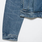 Jaqueta Curta Escultural em Denim com Silhueta Ampla e Fechamento em Zíper