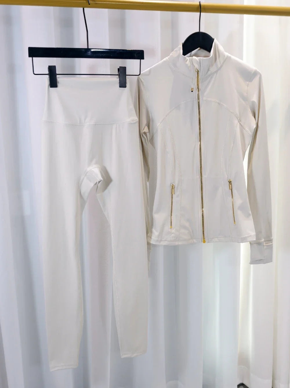Conjunto Esportivo Feminino com Zíper Dourado e Calça Modeladora