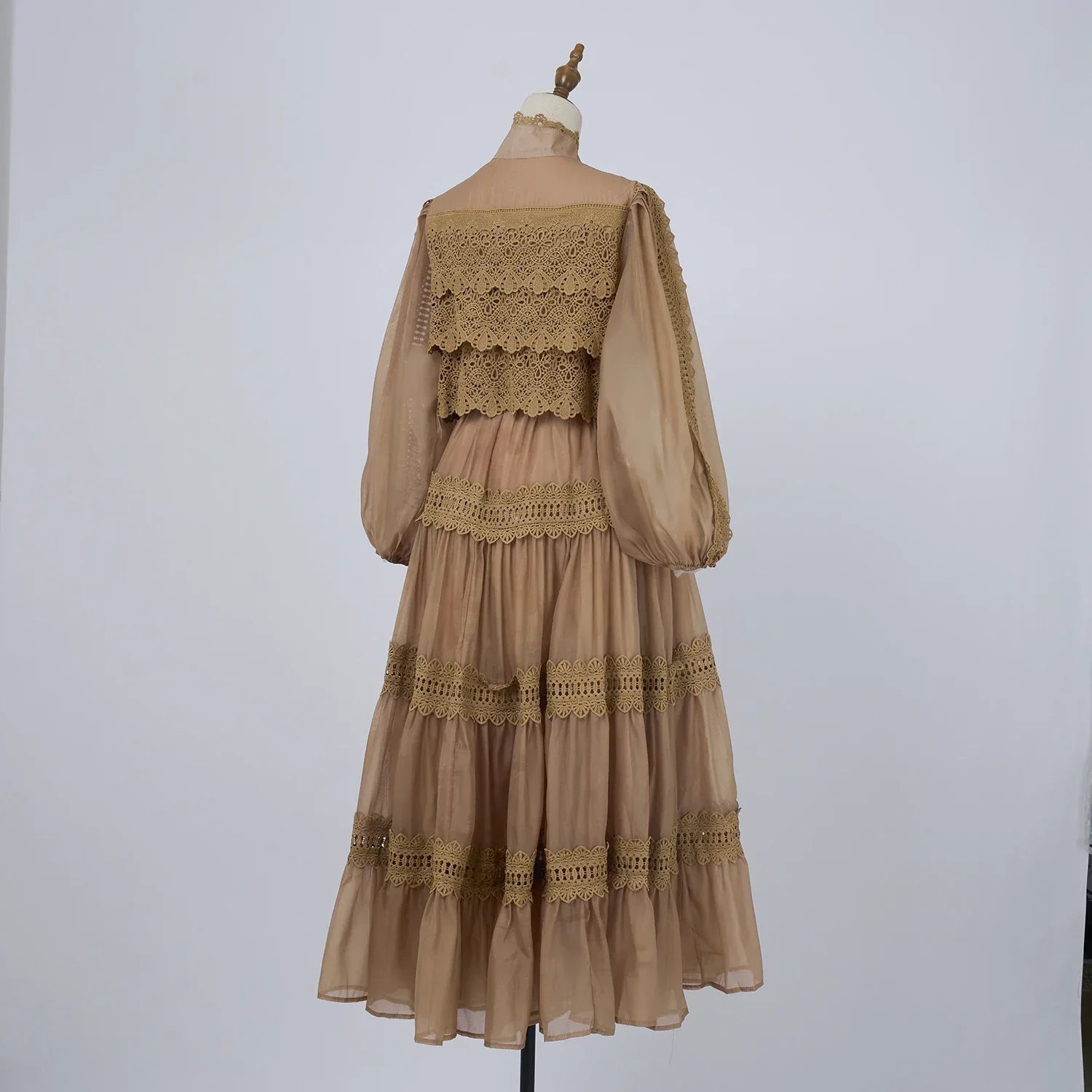 Valentina | Vestido Longo em Renda Artesanal com Aplicação de Pérolas