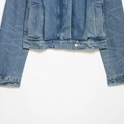Jaqueta Curta Escultural em Denim com Silhueta Ampla e Fechamento em Zíper