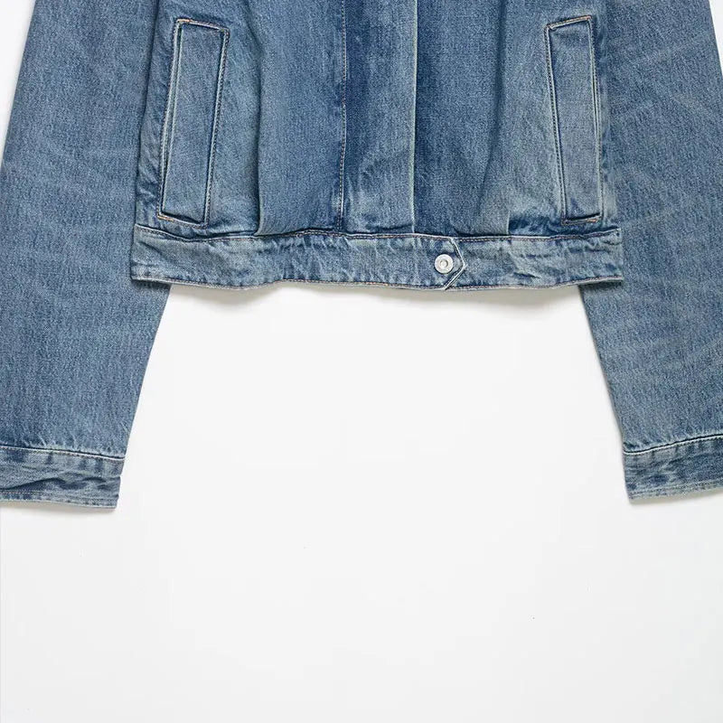 Jaqueta Curta Escultural em Denim com Silhueta Ampla e Fechamento em Zíper