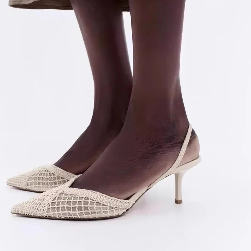 Sapato de Salto Fino com Trama Vazada em Tela e Bico Alongado – Elegância Atemporal e Conforto Refinado
