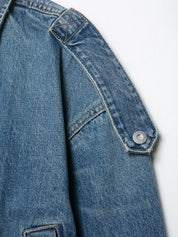 Jaqueta Curta Escultural em Denim com Silhueta Ampla e Fechamento em Zíper