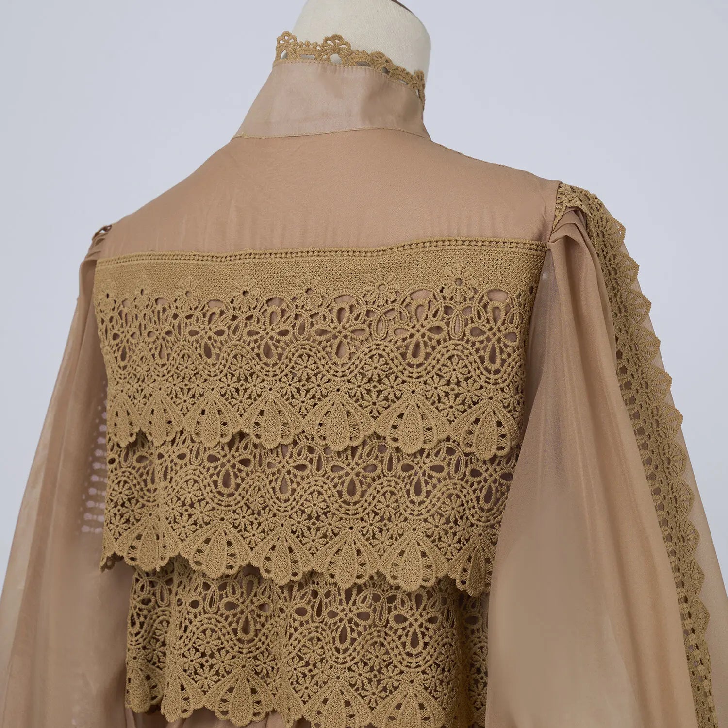 Valentina | Vestido Longo em Renda Artesanal com Aplicação de Pérolas