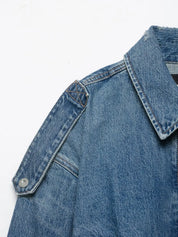 Jaqueta Curta Escultural em Denim com Silhueta Ampla e Fechamento em Zíper