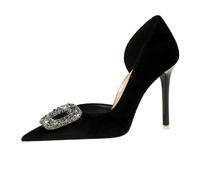 Scarpin Luxo – Salto Super Alto, Bico Fino, Detalhe Lateral Vazado, Fivela com Cristais em Veludo