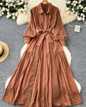 Mariana | Vestido Longo em Renda Patchwork com Botões e Cintura Ajustável