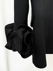 Blazer com Aplicações de Flores e Abotoamento Duplo: Elegância Estruturada