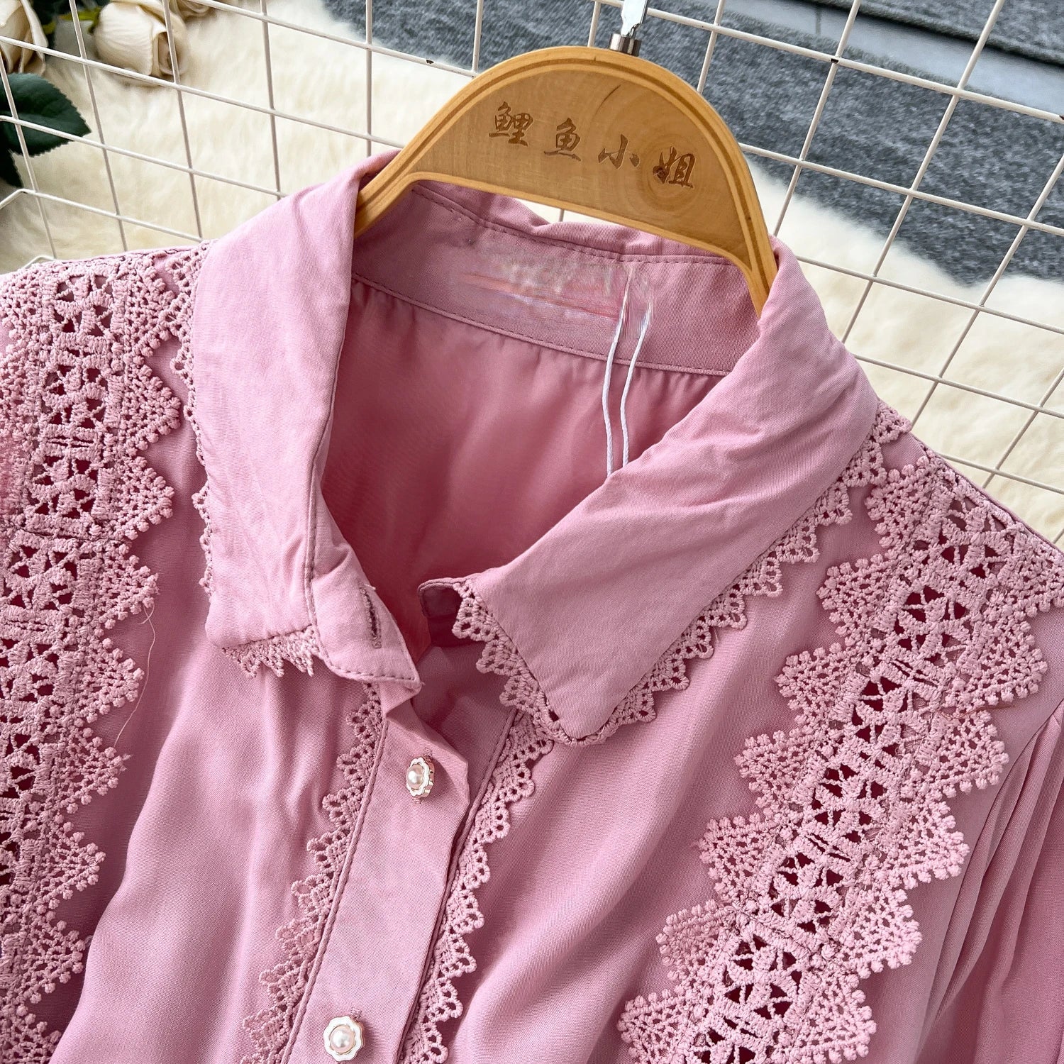 Mariana | Vestido Longo em Renda Patchwork com Botões e Cintura Ajustável